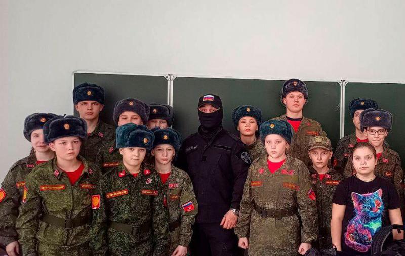 В День защитника Отечества сотрудники подмосковного ОМОН «Русич» встретились с юнармейцами