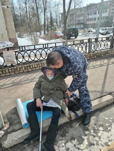 В Московской области сотрудник Росгвардии оказал первую помощь  пожилой женщине с признаками инсульта