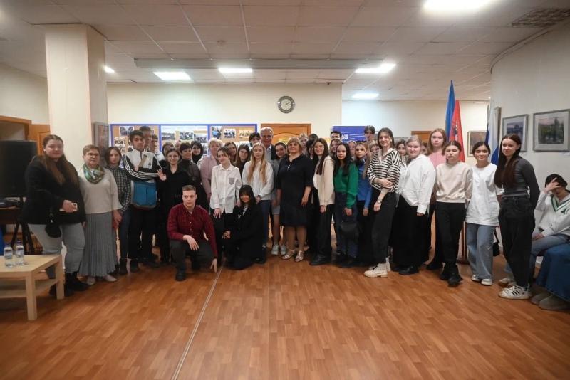 Студенты из Видного встретились с депутатом Госдумы, прославленным хоккеистом Вячеславом Фетисовым