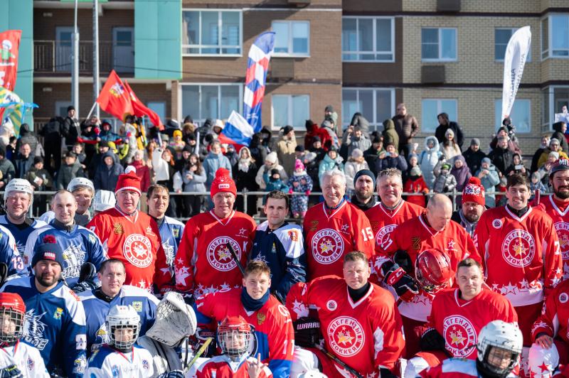 Более тысячи болельщиков следили за матчем команд «Легенды хоккея» и жителей Ленинского городского округа