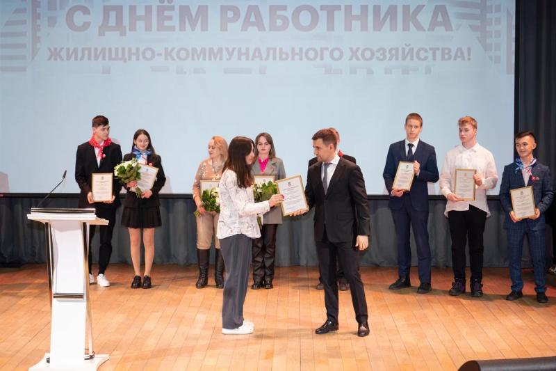 Работников ЖКХ Ленинского округа наградили в честь профессионального праздника
