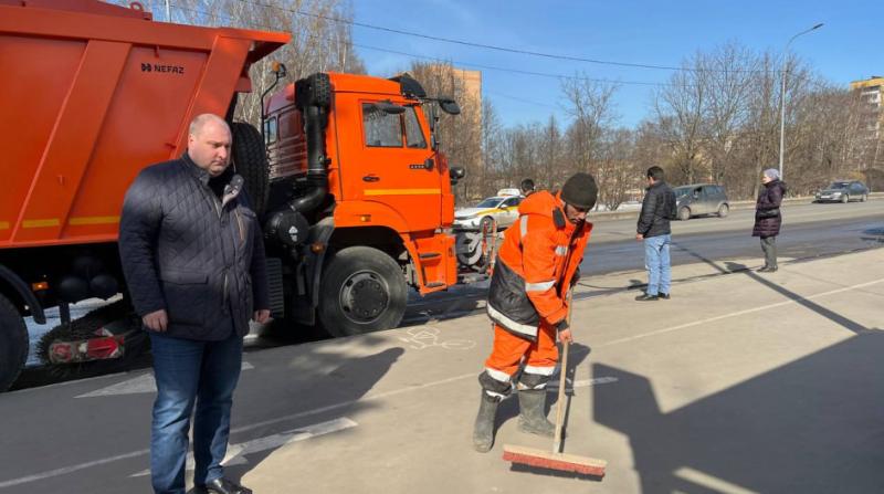 Кирилл Кудряшов проверил бригады ручной уборки в городе
