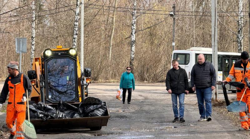 Кирилл Кудряшов совместно с сотрудниками МБУ Автобытдор принял участие в субботнике на территории Торфпредприятия