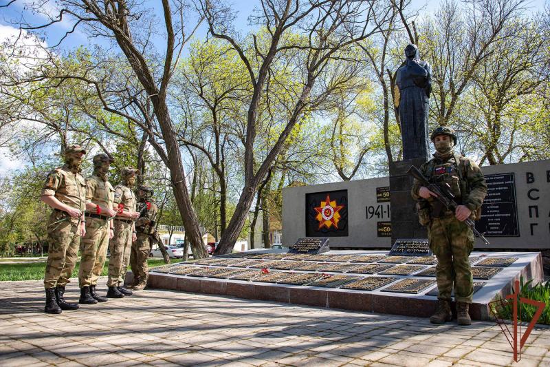 Росгвардейцы вместе с сотрудниками военной контрразведки восстановили мемориал воинам Великой Отечественной войны в ДНР