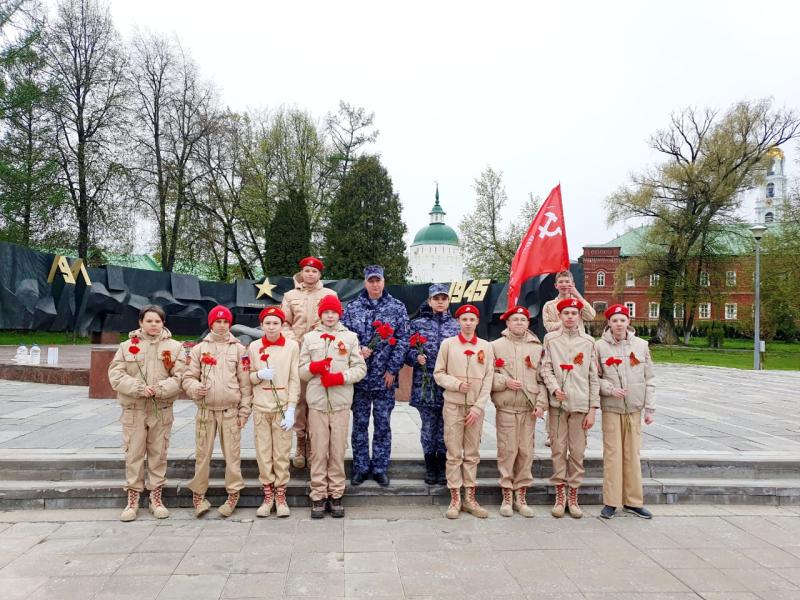 Возложение цветов к мемориалу павшим в ВОВ