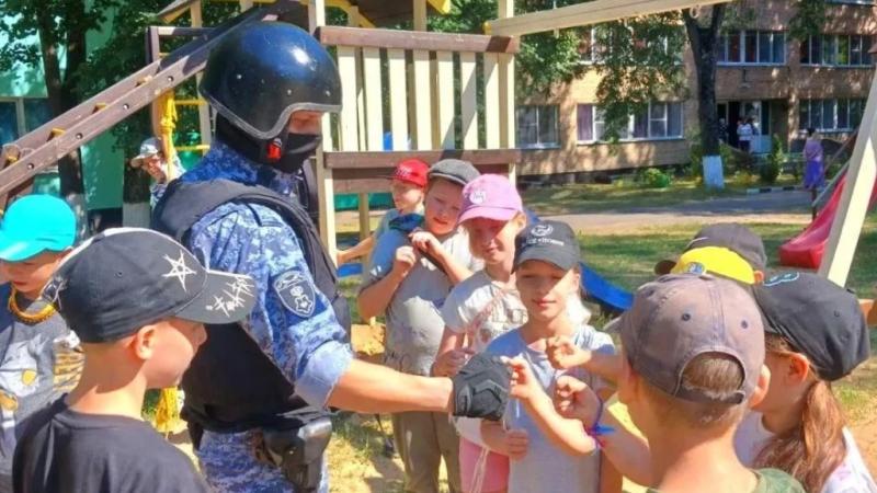 Сотрудники Пушкинского ОВО провели мастер-класс для воспитанников детского оздоровительного лагеря «Пушкино»