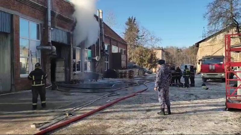 В Подмосковье сотрудники Росгвардии оказали помощь сотрудникам МЧС в ликвидации возгорания на территории склада в Балашихе