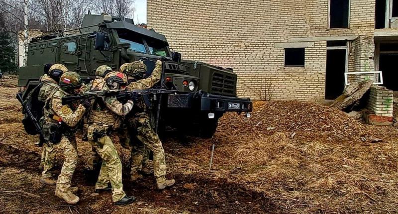 Сотрудники СОБР «Булат» подмосковного главка Росгвардии провели комплексную тактико-специальную тренировку