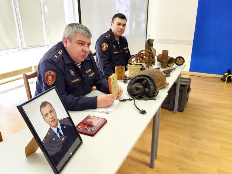 В год 80-летия Победы подмосковные росгвардейцы провели для школьников выставку экспонатов времен Великой Отечественной войны из музейной коллекции подразделения