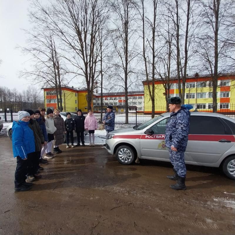 Волоколамские росгвардейцы провели урок мужества в МОУ «Лотошинская средняя общеобразовательная школа № 1» муниципального округа Лотошино