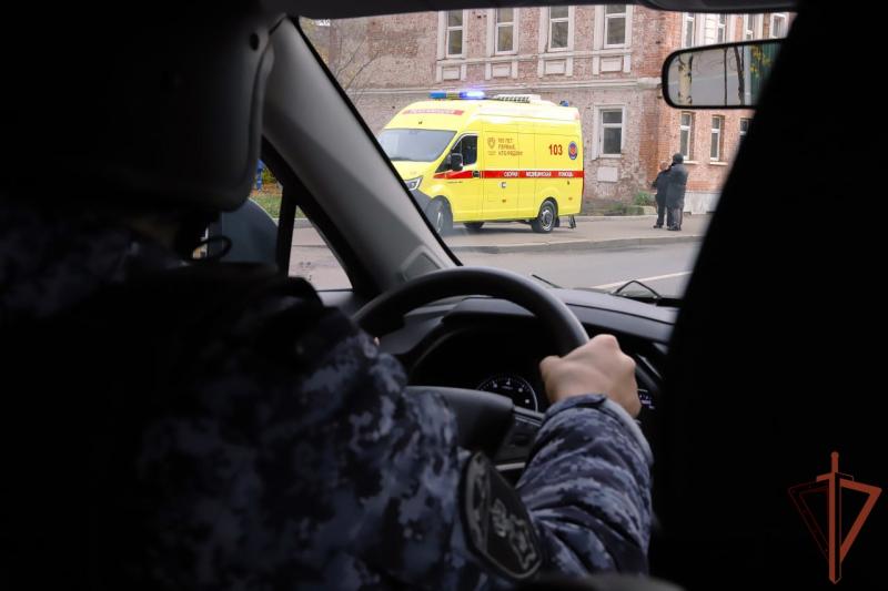 Столичные росгвардейцы пришли на помощь мужчине, упавшему на улице