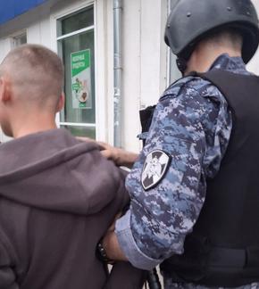 Росгвардейцы задержали мужчину, который украл дорогой парфюм в магазине в Химках