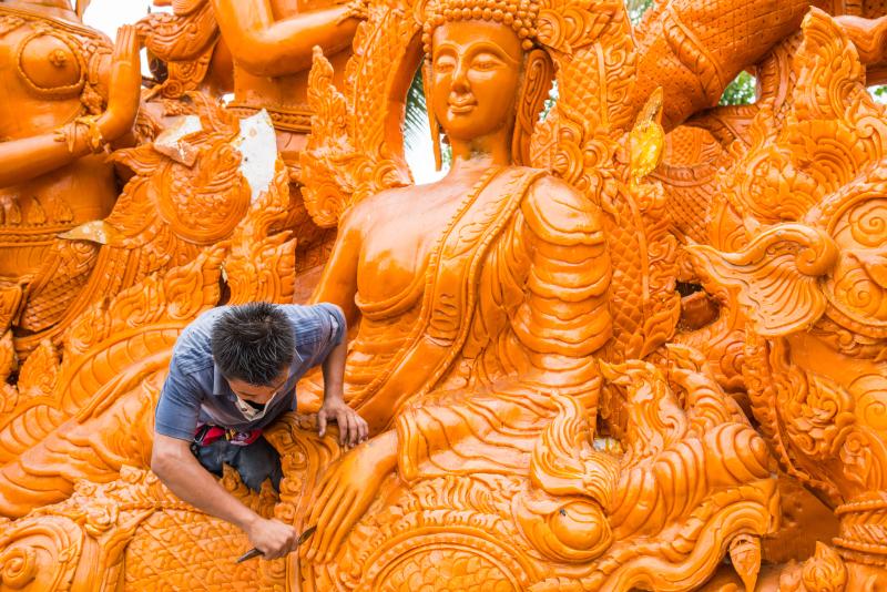 Фестиваль свечей в Таиланде собрал сотни тысяч зрителей со всего мира