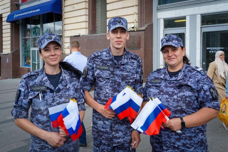 В Москве сотрудники Росгвардии организовали акцию, посвящённую Дню Государственного флага