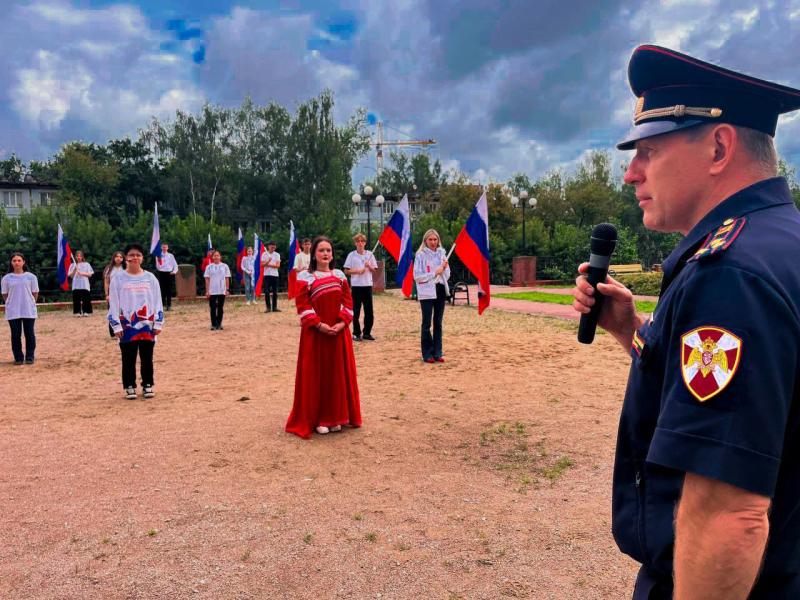 Флешмоб, посвященный Дню Государственного флага