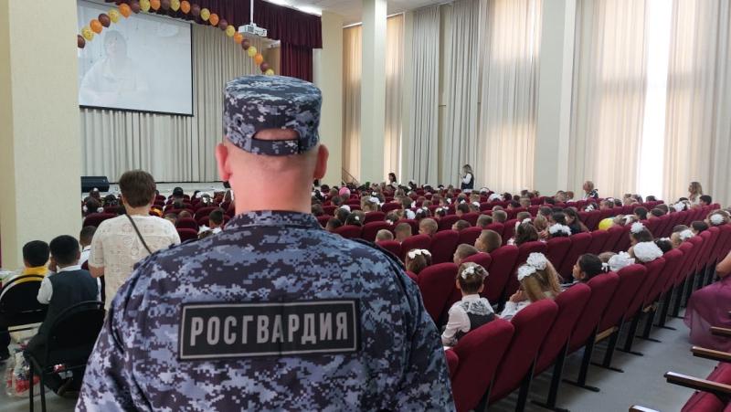 Чеховские Росгвардейцы обеспечили общественный порядок и безопасность в День знаний