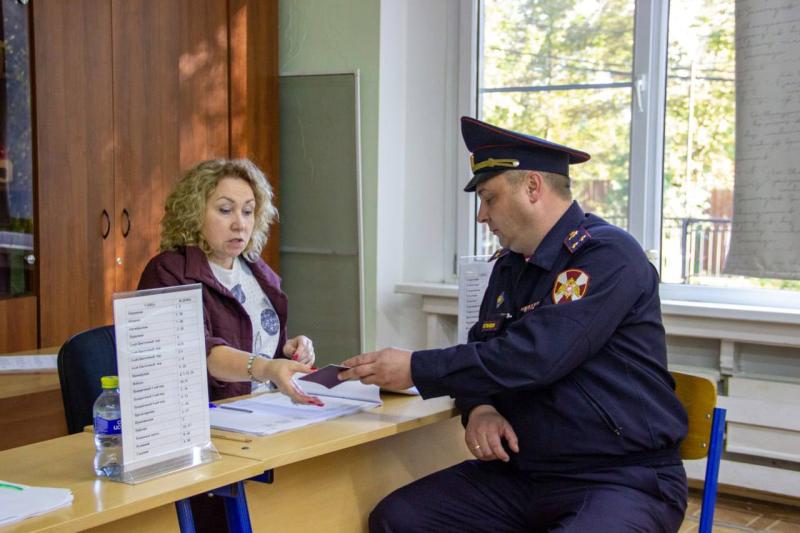 Сотрудники и военнослужащие Росгвардии участвуют в Едином дне голосования в Подмосковье