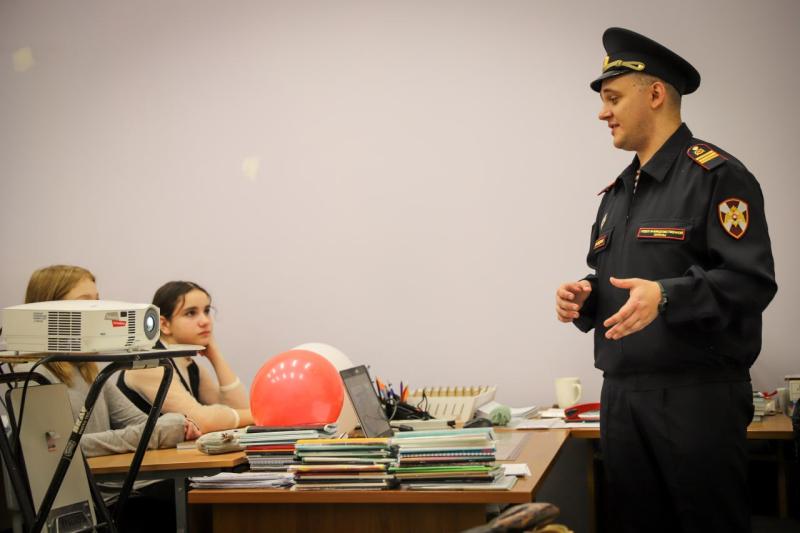 В День воинской славы росгвардейцы провели урок мужества для московских школьников