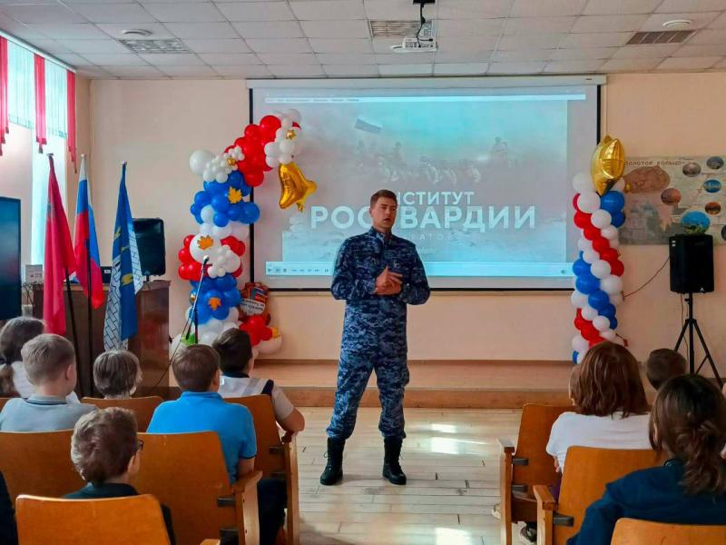 Сотрудники Росгвардии провели урок мужества со школьниками в Подмосковье