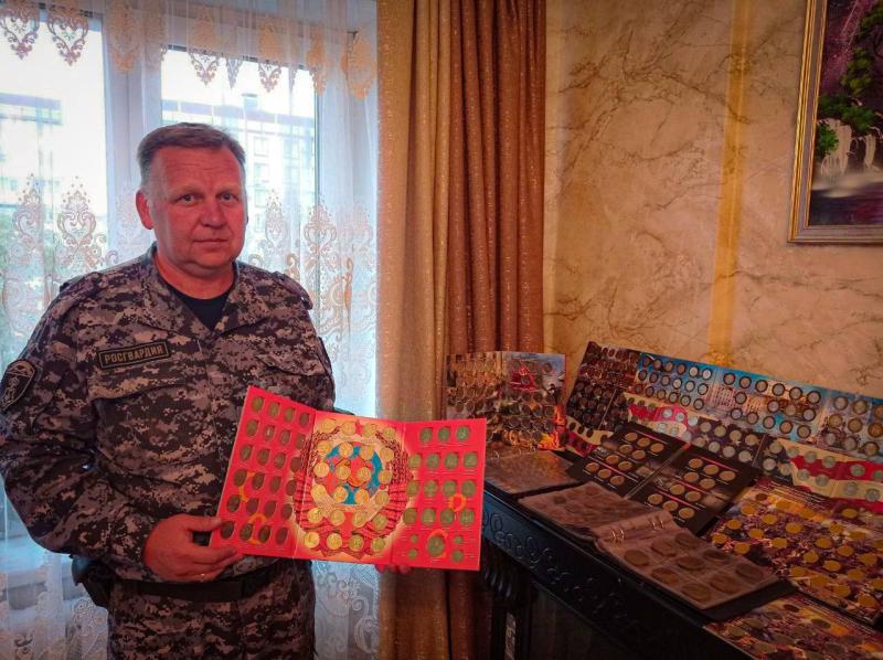 В День коллекционера героем рубрики «Знай наших» стал прапорщик полиции Олег В. 
