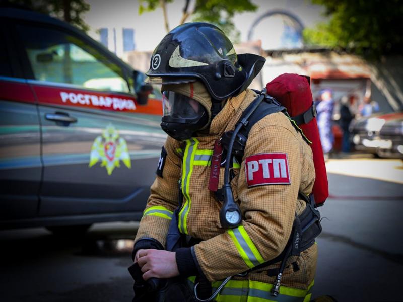 Столичные росгвардейцы помогли в эвакуировать жильцов из горящего дома