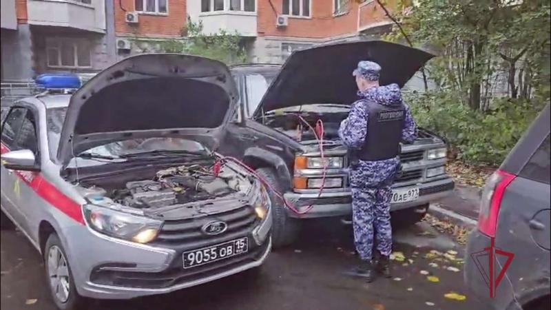 Московские росгвардейцы помогли водителю заглохшего автомобиля
