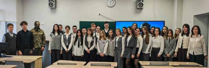 Сотрудник спецподразделения Росгвардии провёл урок мужества для подрастающего поколения