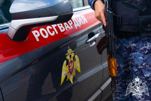 Росгвардейцы задержали гражданина, проникшего в закрытый супермаркет в Подмосковье