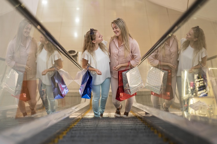 Свыше 35% россиян хотели бы совместить посещение МФЦ с шопингом и развлечениями в торговых центрах