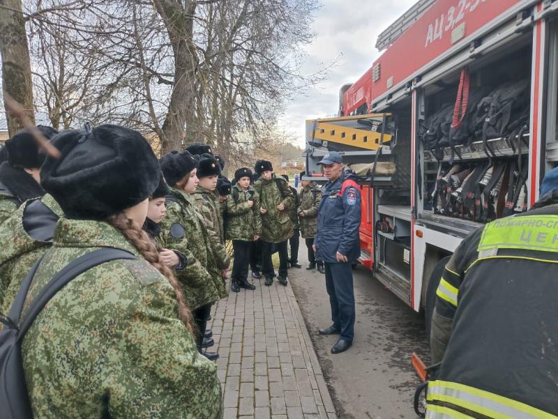 От теории – к практике: московские спасатели проводят интерактивные занятия по безопасности