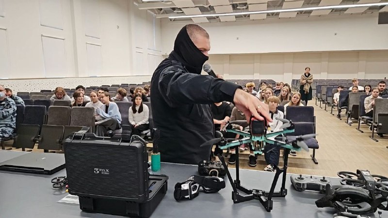 Бойцы столичного ОМОН «Авангард» Росгвардии провели урок мужества для школьников