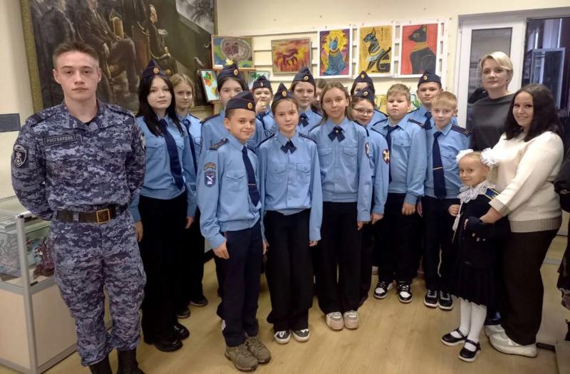 В Подмосковье росгвардейцы провели экскурсию для кадетов