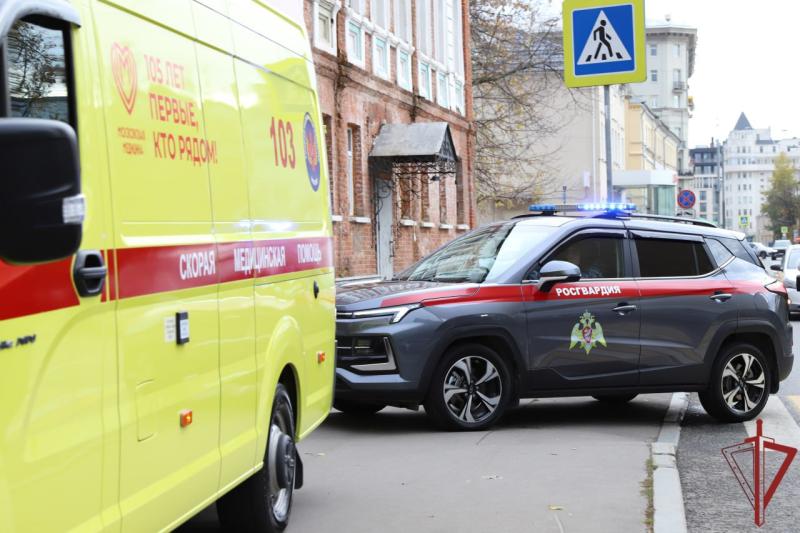 Московские росгвардейцы помогли пострадавшему в ДТП курьеру