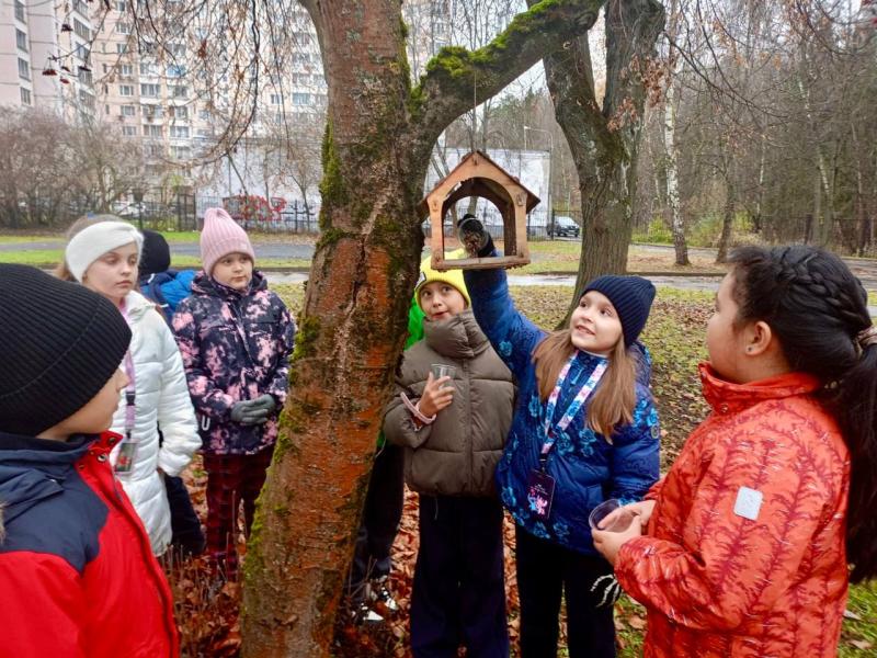 50 новых птичьих «столовых» появились в «Синичкин день» в Филимонковском районе
