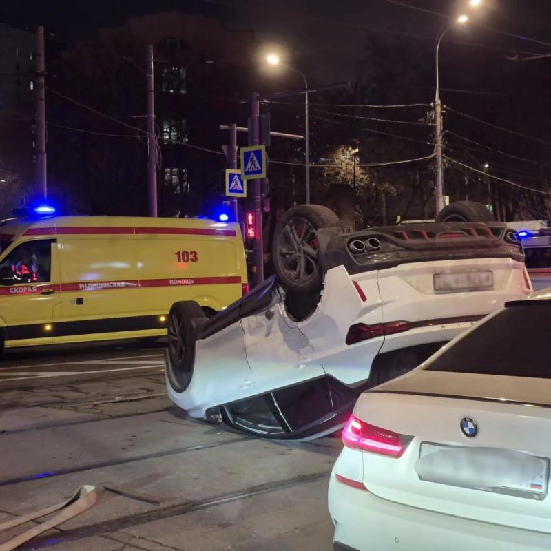 Сотрудник московского ОМОН "Авангард" Росгвардии пришел на помощь пострадавшим в серьезном ДТП