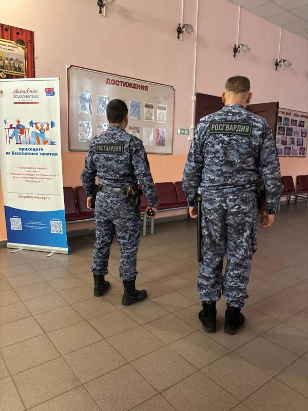 Сотрудники Егорьевского ОВО обеспечили охрану общественного порядка
на праздничном концерте ко Дню матери в Шувойском Доме культуры