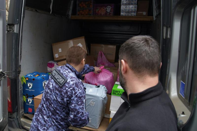 Столичные росгвардейцы передали новогодние подарки детям Луганской Народной Республики