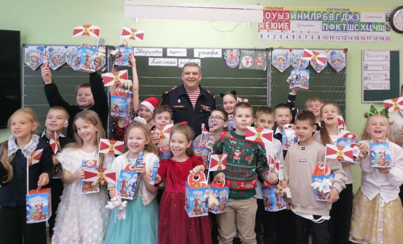 Росгвардейцы поздравили школьников с Новым годом и Рождеством в Подмосковье